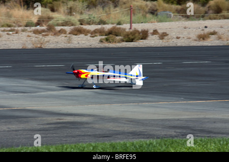 RC ferngesteuerte Flugzeugmodell in Aktion Stockfoto