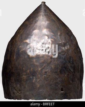 Ein nahöstlicher Helm, 1. Hälfte des 1. Jahrtausends v. Chr. EIN konischer Helm aus Bronze (großer Kupferanteil) mit einem kleinen knopfförmigen Spitzknauf. Zwei seitliche Löcher für die Befestigung der Kinnriemen. Höhe 20,8 cm. Gewicht 712 g Das Metall ist gut erhalten, leicht verformt und hat eine bräunlich-schwarze Patina. Nach seiner Genesung wurde sie wieder in ihre ursprüngliche Form gebracht und erhielt eine leichte Patina. Kleine Wiederherstellungen entlang des Randes. Sammlung Axel Guttmann (AG 591/H 226). 1996 in Tel Aviv übernommen. Vgl. Einen ähnlichen Helm aus der Guttmann Collectio, Stockfoto