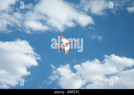 RC ferngesteuerte echten Jet Flugzeugmodell in Aktion am blauen Himmel Stockfoto