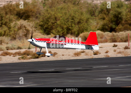RC ferngesteuerte Flugzeugmodell in Aktion Stockfoto