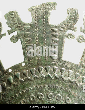 Ein nordwestiranischer dekorierter Schild, 1. Hälfte des 1. Jahrtausends vor Christus, EIN konischer Schild aus einem Stück Blechbronze, mit einem schweren, fusionsverschweißten, konischen Bumbo. Konzentrische Zierkreise aus eingeprägten und verkämmelten Dreiecken, Ringen, Punkten, länglichen Beulen und Serpentinlinien. Vier Lochpaare. Durchmesser 39,5 cm. Gewicht 562 g. Erhalten als Bruchstücke mit einer schönen grünen bis blaugrünen Patina. Der Schild gehört zu einer bekannten Gruppe üppig und meisterhaft gefertigter Zierschilde. Ähnliche Stücke aus der Sammlung Axel Guttmann finden Sie unter, Stockfoto