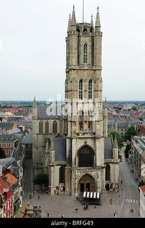 Blick auf Sint Baafskathedraal (St. Bavo Kathedrale) von Belfort im historischen Stadtzentrum von Gent in Belgien Stockfoto