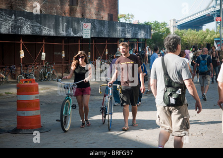 Besucher auf der Brooklyn Nachbarschaft von Dumbo in New York während des 14. jährlichen Kunst unter der Brücke Festival Stockfoto
