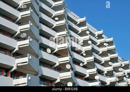 Wohnturm mit Balkon und Sat-Gerichte, Chorweiler in der Nähe von Köln, Nordrhein-Westfalen, Deutschland, Europa Stockfoto