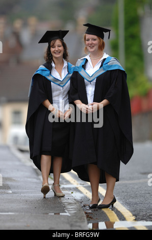 Zwei stolze Absolventen am Graduierungstag ihrer in Exeter, Devon uk Stockfoto