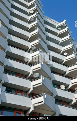 Wohnturm mit Balkon und Sat-Gerichte, Chorweiler in der Nähe von Köln, Nordrhein-Westfalen, Deutschland, Europa Stockfoto