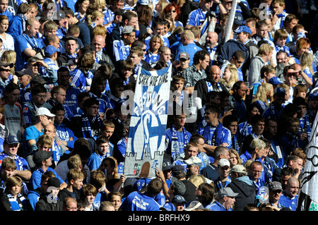 Zuschauer in der Arena Auf Schalke unterstützen deutsche Fußballverein Schalke 04 mit großen Bannern in Gelsenkirchen, Deutschland Stockfoto