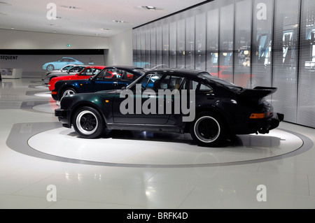 Vorn, Porsche 911 Turbo 3.0 Coupé, neue Porsche Museum, Stuttgart, Baden-Württemberg, Deutschland, Europa Stockfoto