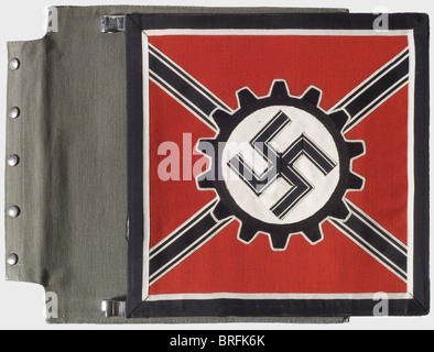 Robert Ley - ein Fahrzeug Standard als Führer der Deutschen Arbeitsfront (D.A.F.)., quadratischer Eisenrahmen mit roter Leinwandverkleidung, auf dem auf beiden Seiten diagonal gekreuzte Kordelbänder mit einem gestickten D.A.F. Emblem in der Mitte genäht sind. Vier Randränder aus schwarz-weißem Band. Zwei Befestigungsschellen aus Neusilber. Komplett mit olivfarbener Schutzhülle. Farbe frisch, die linke Seite mit etwas Motten Loch, Anzeichen von Verschleiß an den Rändern. Maße 29 x 29 cm. Historisch, historisch, 1930er, 1930er, 20ster Jahrhundert, Deutsche Arbeitsfront, Deutsche Arbeitsfront, Zusatzrechte-Clearences-nicht vorhanden Stockfoto