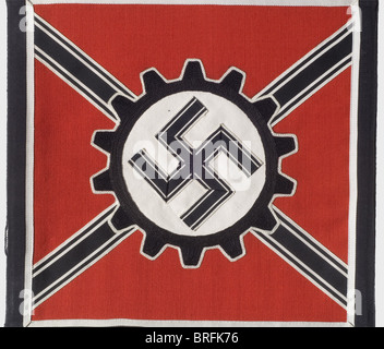 Robert Ley - ein Fahrzeug Standard als Führer der Deutschen Arbeitsfront (D.A.F.)., quadratischer Eisenrahmen mit roter Leinwandverkleidung, auf dem auf beiden Seiten diagonal gekreuzte Kordelbänder mit einem gestickten D.A.F. Emblem in der Mitte genäht sind. Vier Randränder aus schwarz-weißem Band. Zwei Befestigungsschellen aus Neusilber. Komplett mit olivfarbener Schutzhülle. Farbe frisch, die linke Seite mit etwas Motten Loch, Anzeichen von Verschleiß an den Rändern. Maße 29 x 29 cm. Historisch, historisch, 1930er, 1930er, 20ster Jahrhundert, Deutsche Arbeitsfront, Deutsche Arbeitsfront, Zusatzrechte-Clearences-nicht vorhanden Stockfoto