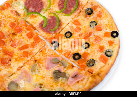 Fragment der Pizza, verschiedene Arten auf ein Gericht, isoliert auf weiss, Schneidepfad über vier Quartale Stockfoto