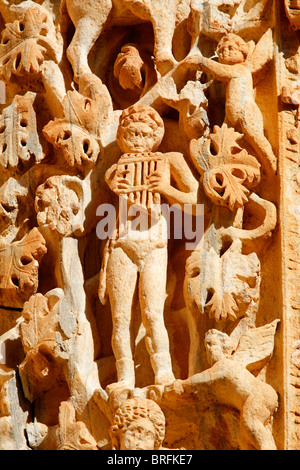 Kunstvoll geschnitzten Säulen mit Figuren aus der dionysische Prozession in der Basilika des Severus in Leptis Magna, Libyen Stockfoto