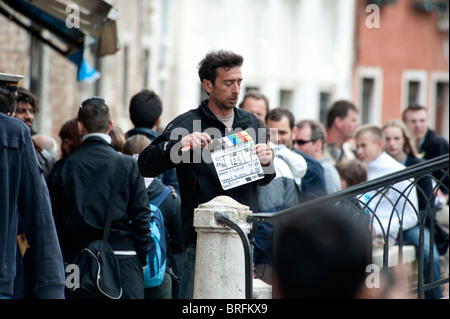 Dreharbeiten zu Carlsberg Beer Anzeige mit Schauspielern und Filmcrew und Paparazzi in Venedig Italien Stockfoto
