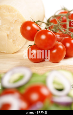 Zusammensetzung von Lebensmitteln mit Reife Cherry-Tomaten und Parmesan Stockfoto