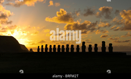 Sonnenaufgang für die Moai mit Blick ins Landesinnere am Ahu Tongariki, Osterinsel (Rapa Nui), Chile Stockfoto