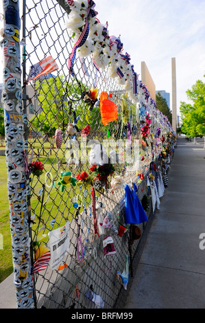 Zaun mit persönlichen Erinnerungen Oklahoma City Bombing Website Alfred P Murrah Gebäude National Memorial gefüllt Stockfoto