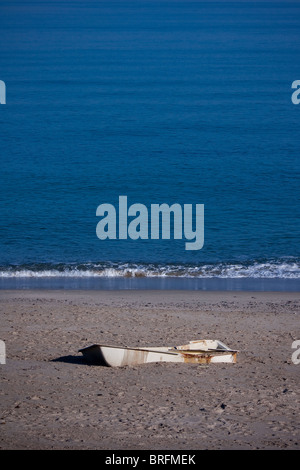 einsamer gestrandeten Schiff an Land am Strand Stockfoto