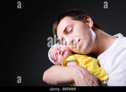 Glückliche junge Vater und Neugeborenen Mädchen Stockfoto