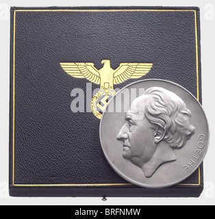 Goethe-Medaille für Kunst und Wissenschaft, 2. Modell, mattsilberne Ausgabe, Vorderseite mit Goethes Kopf und Namen, Rückseite mit National Eagle darunter die Inschrift 'für Kunst und Wissenschaft', am Rand die Inschrift 'Gestiftet vom Reichspräsidenten von Hindenburg 1932', auf dem Rand der Name des Trägers 'Josef Meller', ein '835'-Zeichen Feinheit und Stempel der Preußischen Staatsmünze in Berlin.Durchmesser 69.5 mm,Gewicht 121 g.enthalten ist die Präsentationshülle aus goldgestempeltem schwarzem Leder, ausgekleidet mit violettem Samt und Seide.Diese m,Zusatzrechte-Abferungen-nicht erhältlich Stockfoto