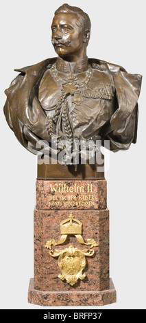 Gerhard Janensch (1860 - 1933) - Bronzebüste von Kaiser Wilhelm II., Dem Kaiser in der Uniform eines Generals mit offenem Großmantel. Basis signiert "Prof. G. Janensch fec." und Gießereiname Gladenbeck & Sohn, Berlin. Gestufter Porphyr-Plynth mit vergoldeter Aufschrift, Kaiserkrone und Kaisermantel beide in vergoldeter Bronze. Sehr aufwendige Arbeit von hoher Qualität. Höhe 74 cm. Der Berliner Bildhauer Gerhard Janensch schuf nicht nur eine Reihe von Skulpturen und Büsten für öffentliche Plätze in Berlin, er fertigte auch Porträts berühmter Zeitgenossinnen an (vgl. Thieme-Becker, Bd. XVII, Stockfoto