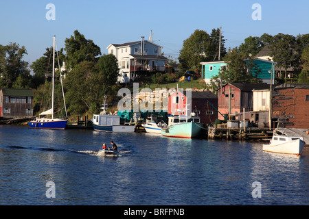 Boote und Häuser im Fischerdorf Heringe Bucht in der Nähe von Halifax, Nova Scotia, Kanada, Nordamerika. Foto: Willy Matheisl Stockfoto