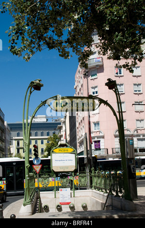 Einer der Eingänge zur Metrostation Picoas hat gewunden wurde, mit der Metro in Paris und Pariser Zeichen hat. Stockfoto