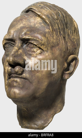 Arno Breker (1900 - 1991) - ein Porträtkopf von Adolf Hitler, Bronze, Reste der dunklen Patina. Beschädigte, fehlende Teile am rechten Ohr, fleckig. Am Nacken auf der rechten Seite signiert 'A. Breker 1937', von Noack in Berlin gegossen, keine Gießerei-Briefmarke. Höhe 42,5 cm. Gewicht 11,8 kg. Es wurden nur fünf Beispiele dieser Bronze gegossen, das erste fand man bei Noack in Berlin, den Rest bei Richard Barth. Vermutlich wurde einer von ihnen in die neue Staatskanzlei eingesetzt, ein anderer war ein vorstelltes Volk, 1930er, 1930er, 1930er, 20. Jahrhundert, Bildende Kunst, Kunst, NS, National, Stockfoto