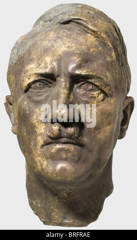 Arno Breker (1900 - 1991) - ein Porträtkopf von Adolf Hitler, Bronze, Reste der dunklen Patina. Beschädigte, fehlende Teile am rechten Ohr, fleckig. Am Nacken auf der rechten Seite signiert 'A. Breker 1937', von Noack in Berlin gegossen, keine Gießerei-Briefmarke. Höhe 42,5 cm. Gewicht 11,8 kg. Es wurden nur fünf Beispiele dieser Bronze gegossen, das erste fand man bei Noack in Berlin, den Rest bei Richard Barth. Vermutlich wurde einer von ihnen in die neue Staatskanzlei eingesetzt, ein anderer war ein vorstelltes Volk, 1930er, 1930er, 1930er, 20. Jahrhundert, Bildende Kunst, Kunst, NS, National, Stockfoto