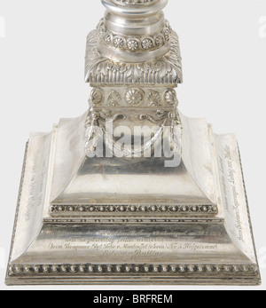 Generalmajor Edgar von Buttlar - ein prachtvoller silberner Kerzenleuchter, ein Geschenk an das Offizierskorps des 49. Korps Signale Bataillon am 20. Februar 1939.,Silber, in mehreren Stücken hergestellt und reich verziert mit Blumen, Girlanden, Blättern und Rosetten. Es gibt vier verflochtenen Armen mit Tropfschalen und Kerzenhaltern. Der zentrale Kerzenhalter wurde ausgetauscht. Deutsche Marke, '800' und 'Nein 6301' auf der Unterseite. Höhe 59 cm. Gewicht 3545 g. Eine Widmung graviert auf die gestufte, quadratische historische, historische, 1930er, 1930er, 20th Century, Geheimdienst Korps, mi, zusätzliche-Rechte-Clearences-nicht verfügbar Stockfoto