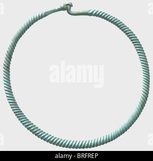 Großes keltisches Drehmoment, Mitteleuropa, 2./1. Jahrhundert v. Chr. Bronze mit feiner smaragdgrüner Patina. Fein verdrehter Halsring. Die konischen Endfinials enden in gebogenen Verschlusshaken. Saubere Ausgrabungsentdeckung. Durchmesser 20 cm. Historisch, historisch, altertümlich, Kelten, Kelten, Mittelalter, Objekt, Objekte, Stills, Ausschneiden, Ausschneiden, Ausschneiden, Ausschneiden, Bronze, Metall, Patina, Schmuck, Schmuck, edel, kostbar, Zusatzrechte-Ausfertigung-nicht verfügbar Stockfoto