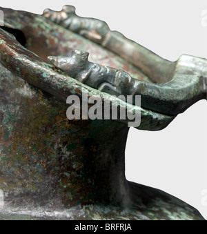 Ein etruskischer Schnabel-Spuckkrug, 5. Jahrhundert v. Chr. Bronze mit einer schweren grünlichen Patina. Leicht abgerundeter Gefäßkörper, schmaler Hals mit hervorstehender Felge und schmalem Schnabel. Gerippter Bronzestiel mit einer reich geschnittenen dekorativen durchbrochenen Grundplatte. Der Flansch um die Lippe endet in fein geschnittenen Tierfiguren. Gereinigt und restauriert Ausgrabungsentdeckung. Teil des Gefäßkörpers ersetzt. Höhe 31 cm. Historische, historische, antike Welt, Objekt, Objekte, Stills, Ausschneiden, Ausschneiden, Ausschneiden, Ausschneiden, Ausschneiden, Zusatzrechte-Clearences-nicht vorhanden Stockfoto