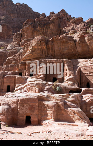 Straßenfassade Gräber auf dem alten Felsen geschnitzt Stadt Petra, Jordanien. Stockfoto