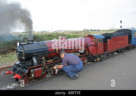 Ein Drittel Skala Dampf Lok 'Hercules' auf der Romney, Hythe und Dymchurch Railway, Dungeness, Kent, England. Stockfoto