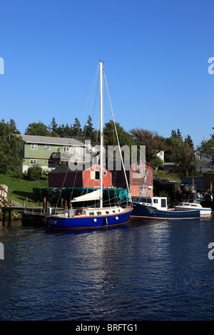 Segelboot und Häuser am Heringe Bucht in der Nähe von Halifax, Nova Scotia, Kanada, Nordamerika. Foto: Willy Matheisl Stockfoto