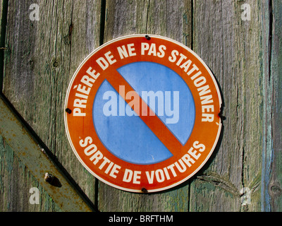 Ein kein Parkplatz Zeichen in französischer Sprache auf einem Garagentor in St Martin de Ré, Frankreich Stockfoto