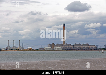 Gas (links) und (rechts) Ölkraftwerken, UK. Stockfoto