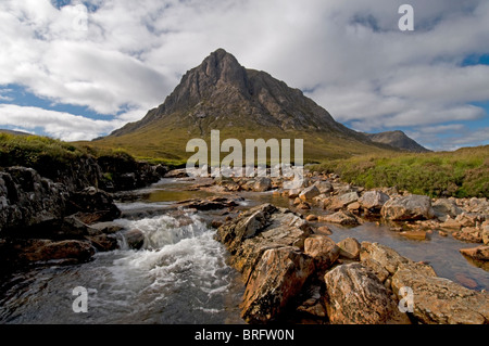 Buachaille Etive Mor erhebt sich über dem Fluss Coe in Glencoe, Inverness-Shire, Schottland.  SCO 6753 Stockfoto