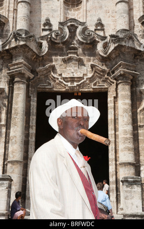 HABANA VIEJA: KUBANISCHE CHARAKTER IM PLAZA DEL DOM Stockfoto