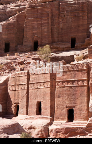 Straßenfassade Gräber auf dem alten Felsen geschnitzt Stadt Petra, Jordanien. Stockfoto