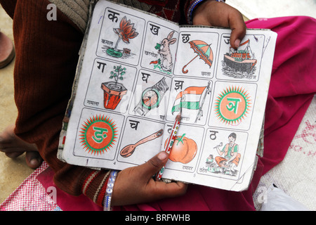 Indische Lehrbuch zeigt das Hindi Alphabet in Symbolen. Uttar Pradesh, Indien Stockfoto