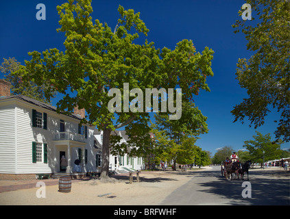 Kutsche vorbei James Geddy House auf Duke of Gloucester Street, Colonial Williamsburg, Virginia, USA. Stockfoto