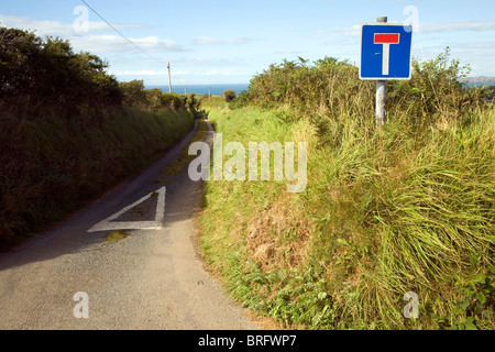 Kein Durchgangsschild und keine Landstraße, die zur Küste und zum Meer führt, Trefin, Pembrokeshire, Wales Stockfoto