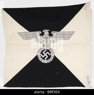 Heinrich Himmler,der persönliche Standard des Reichsführer SS Wolltuchs,geviertelt in schwarz und weiß,mit dem Adler in der Mitte,bestickt in silbernem Faden, Blick auf die heraldische linke.das doppelseitige Tuch,dazwischen gefüttert.90 x 90 cm.Offener Saum für den flagstaff.EIN paar Mottenlöcher,und der Stempel einer tschechischen Filmkostümabteilung auf dem HEM,aber zweifellos ein zeitgenössisches Stück.EINE zeitgenössische Fotografie bestätigt das unterschiedliche Aussehen des Adlers von dem des SS-Adlers, wie es sonst üblich ist.von sehr großer Seltenheit.Bisher hat kein anderes Beispiel,Additional-Rights-Clearences-nicht verfügbar Stockfoto