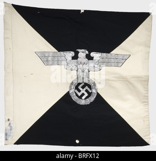 Heinrich Himmler,der persönliche Standard des Reichsführer SS Wolltuchs,geviertelt in schwarz und weiß,mit dem Adler in der Mitte,bestickt in silbernem Faden, Blick auf die heraldische linke.das doppelseitige Tuch,dazwischen gefüttert.90 x 90 cm.Offener Saum für den flagstaff.EIN paar Mottenlöcher,und der Stempel einer tschechischen Filmkostümabteilung auf dem HEM,aber zweifellos ein zeitgenössisches Stück.EINE zeitgenössische Fotografie bestätigt das unterschiedliche Aussehen des Adlers von dem des SS-Adlers, wie es sonst üblich ist.von sehr großer Seltenheit.Bisher hat kein anderes Beispiel,Additional-Rights-Clearences-nicht verfügbar Stockfoto