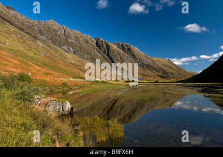 Aonach Eagach Ridge & Loch Achtriochtan in den Pass von Glencoe, Inverness-Shire, Highland Region. Schottland.  SCO 6762 Stockfoto