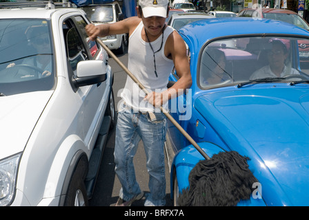 Die Straße bleibt die letzte Zuflucht der Arbeitslosen, wie diese Staubmopp-Auto-Reiniger in Mexiko-Stadt. Stockfoto