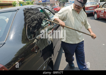 Die Straße bleibt die letzte Zuflucht der Arbeitslosen, wie diese Staubmopp-Auto-Reiniger in Mexiko-Stadt. Stockfoto