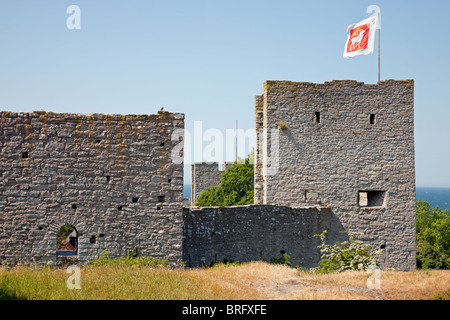 Der nördliche Teil der mittelalterlichen Stadtmauer, die Stadtmauer, um die Hansestadt Visby auf der schwedischen Insel Gotland in der Ostsee Stockfoto