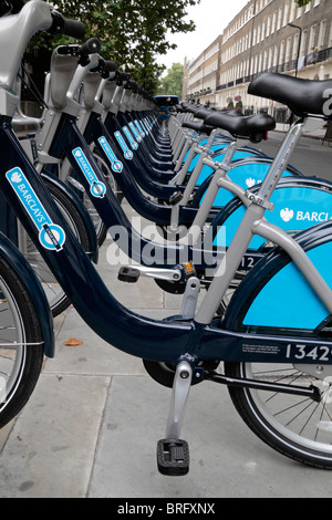 Reihen von Fahrrädern in Bloomsbury, Bestandteil der Barclays Cycle Hire Fahrrad-sharing-Programm in London im Jahr 2010 ins Leben gerufen. Stockfoto