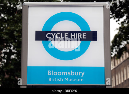 Die Barclays Cycle Hire Fahrrad-sharing-System-Logo auf einer Informationstafel neben dem British Museum, Bloomsbury, London. Stockfoto